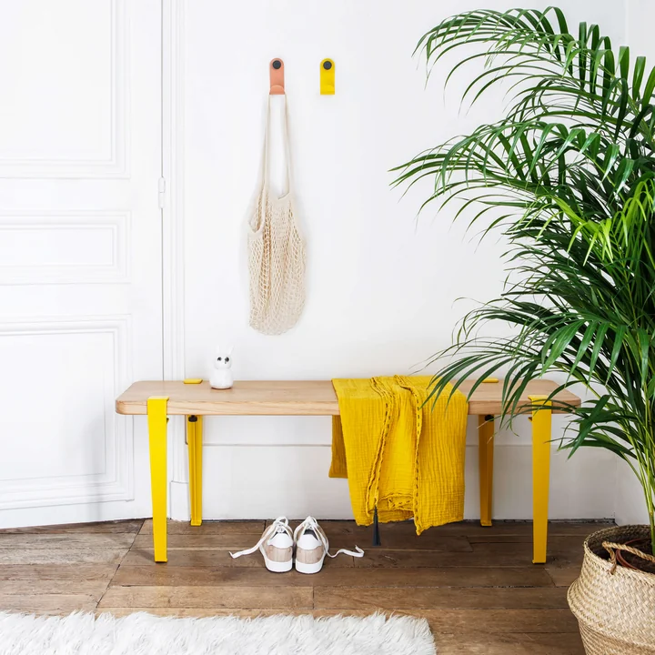 Die JO Wandhaken, sonnenblumengelb und rosa von TipToe als Farbakzente im Flur