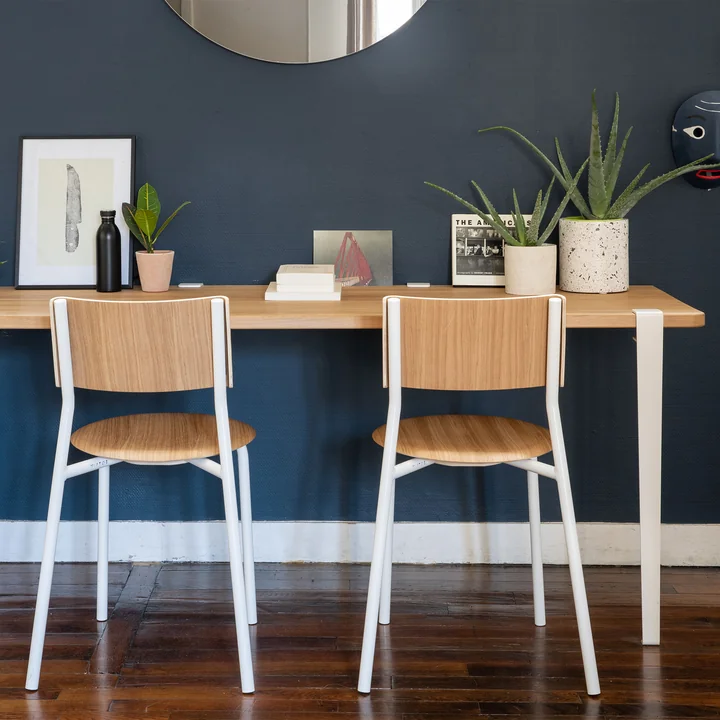 Der SSD Stuhl, Eiche, wolkenweiss von TipToe im Kontrast zu dunklen Tapeten im Wohnbereich