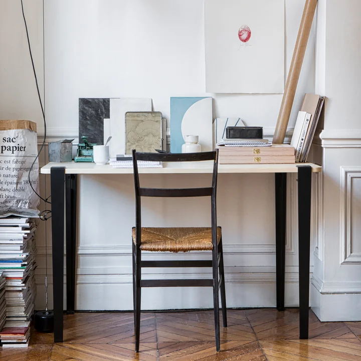 Das Tisch und Schreibtischbein H 75 cm, graphitschwarz von TipToe an einem Arbeitstisch im Atelier