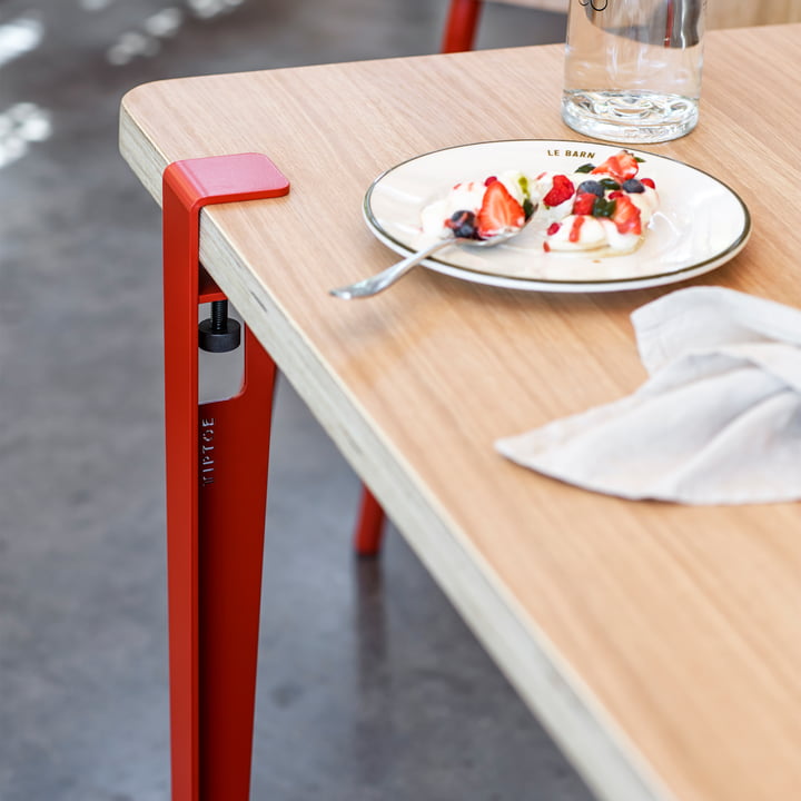 Der Tisch und Schreibtischbein, tomatenrot von TipToe an einem Esstisch im Esszimmer