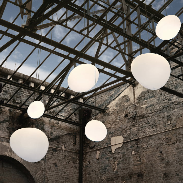 Die Gregg Outdoor Pendelleuchten, weiss von Foscarini in einer industriellen Halle