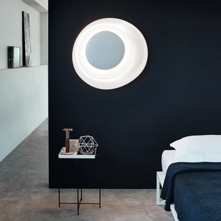 Die Bahia LED Wand- und Deckenleuchte, weiss (dimmbar) von Foscarini im Schlafzimmer