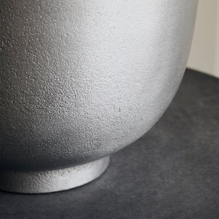 Der Übertopf Foem, Ø 25 x H 28 cm, silber von House Doctor weist eine leicht poröse Oberfläche auf