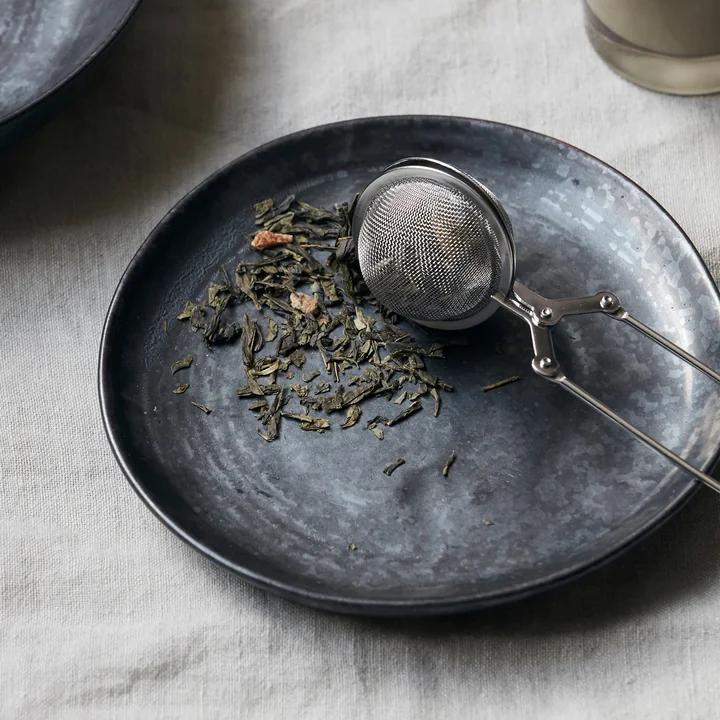 Kuchenteller Pion, Ø 16.5 cm, schwarz / braun als Schale mit frischem Tee