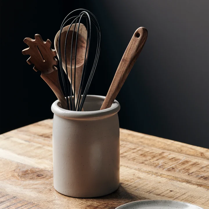 Pion Utensilienhalter, grau / weiss mit Küchenutensilien gefüllt