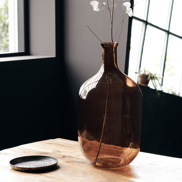 Die Tinka Vase, Ø 28 x H 51 cm, braun von House Doctor auf dem Esstisch