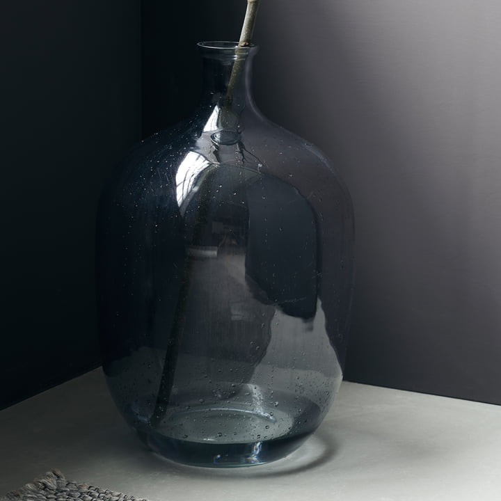 Die Tinka Vase, Ø 37 x H 56 cm, hellgrau von House Doctor in einer dunklen Umgebung