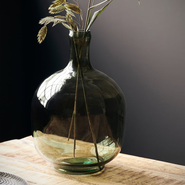 Die Tinka Vase, Ø 16,5 x H 23,5 cm, dunkelgrün von House Doctor mit trockenen Gräsern