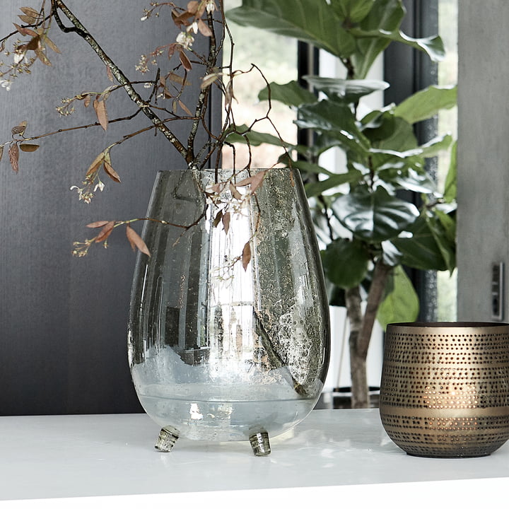 Die Tinka Vase, Ø 26,5 x H 37 cm, grün glänzend von House Doctor neben anderen Dekoobjekten auf der Kommode