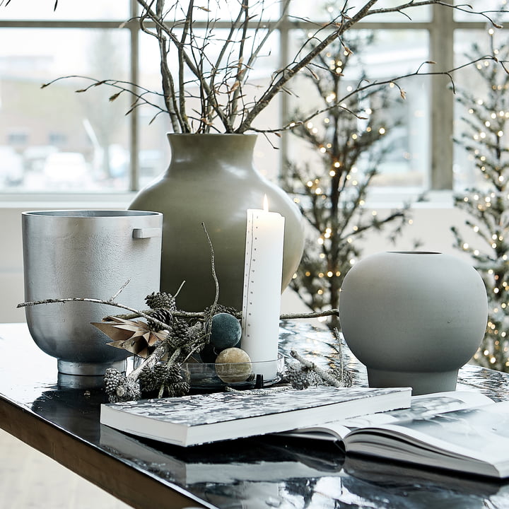 Die Vase Santa Fe und der Foem Übertopf von House Doctor auf einem winterlichen Tisch