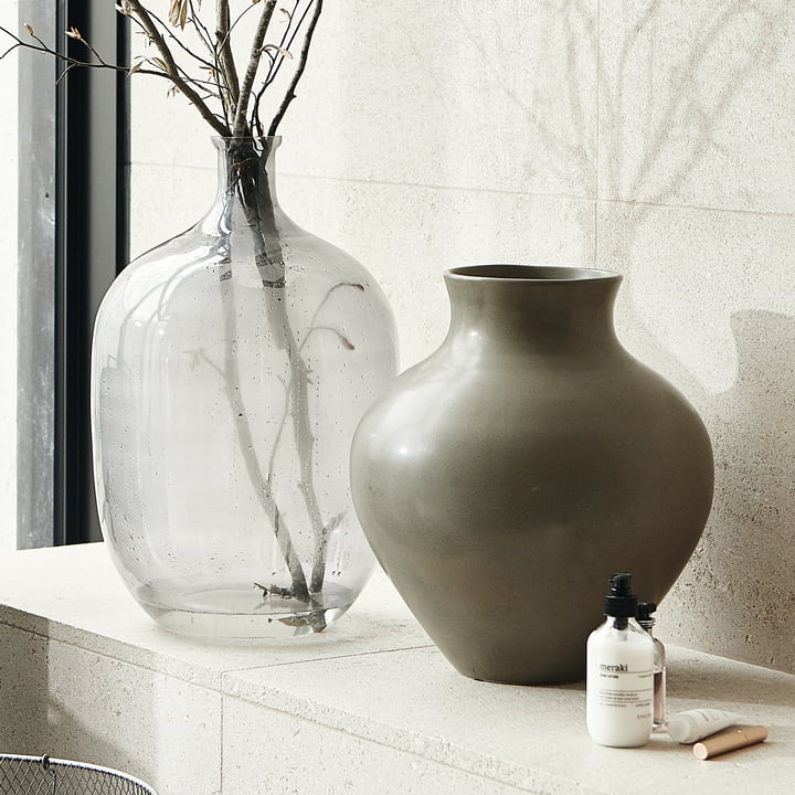 Die Vase Santa Fe und die Tinka Vase von House Doctor in einem hellen Ambiente mit Steinwänden