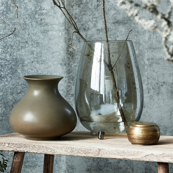 Die Tinka Vase und die Vase Santa Fe von House Doctor auf einem schmalen Holzisch