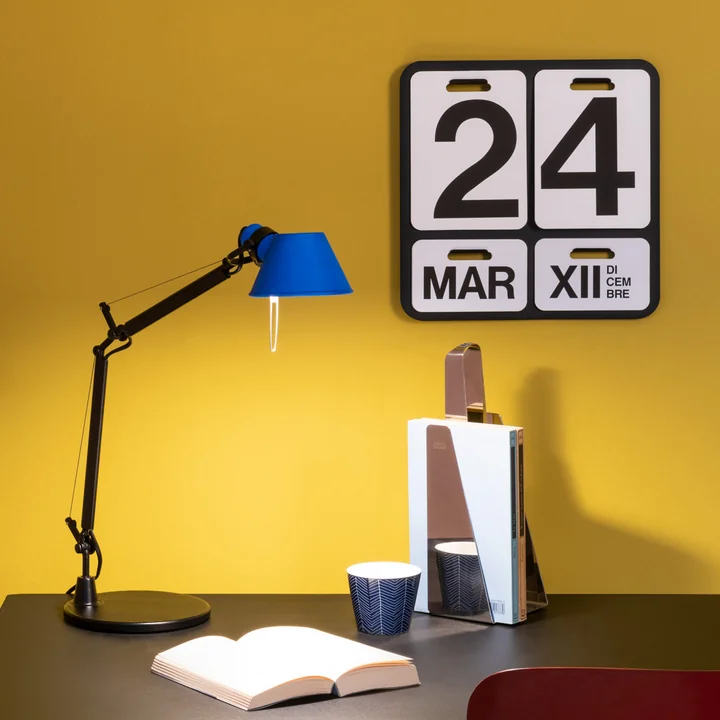 Tolomeo Micro Bicolor Tischleuchte von Artemide auf dem Schreibtisch