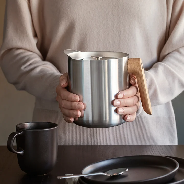 Der Nordic Kitchen Teebereiter von Eva Solo lässt sich sicher mit der Hand greifen