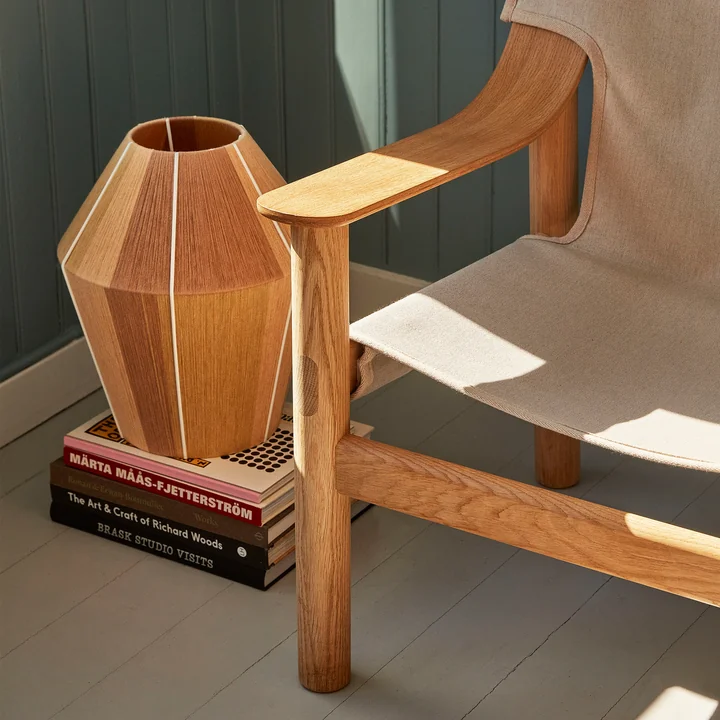 Der Bonbon Lampenschirm M, Ø 32 x H 38 cm, gelb melange von HAY neben einem natürlichen Holzstuhl