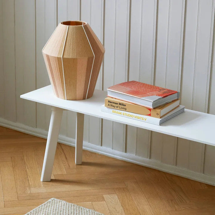 Der Bonbon Lampenschirm M, Ø 32 x H 38 cm, gelb melange von HAY auf einer flachen Bank im Flur