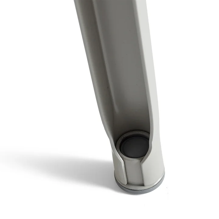 Der Revolt Chair, beige / granitgrau von HAY