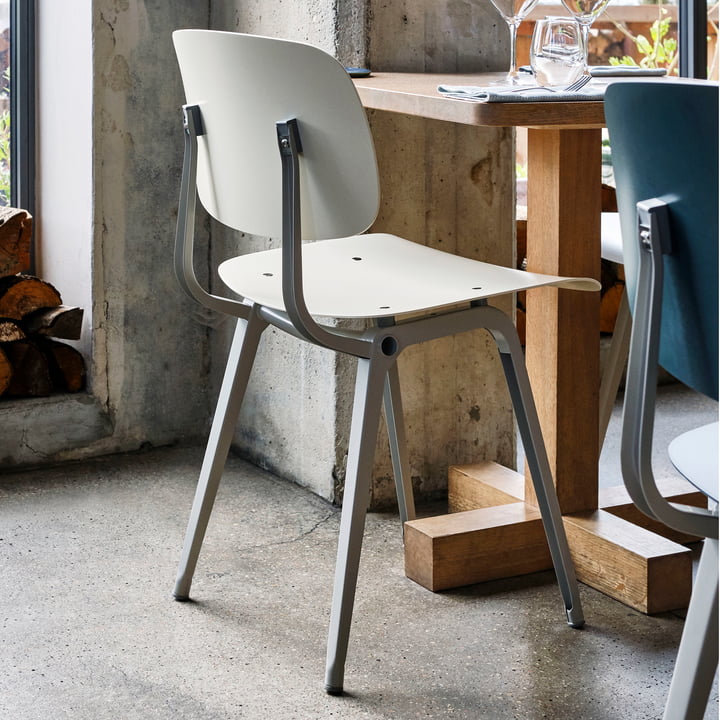 Der Revolt Chair, beige / beige von Hay an einem kleinen Holztisch