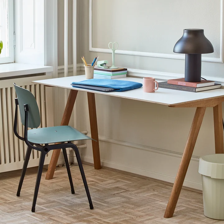 Der Revolt Chair, schwarz / petrolgrün von HAY an einem Schreibtisch