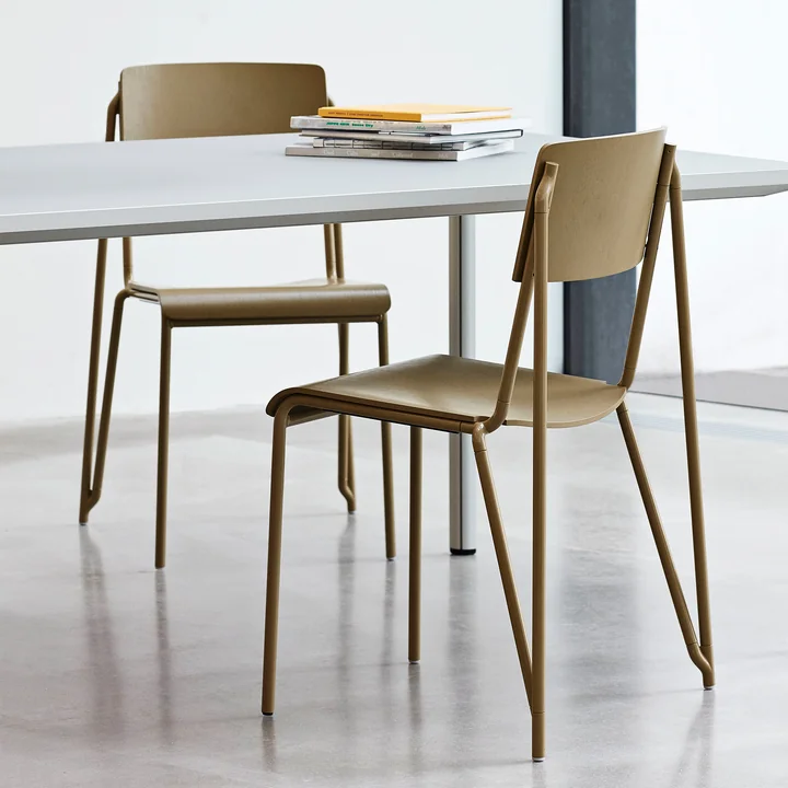 Der Petit Standard Stuhl, clay / clay von HAY an einem weissen Tisch