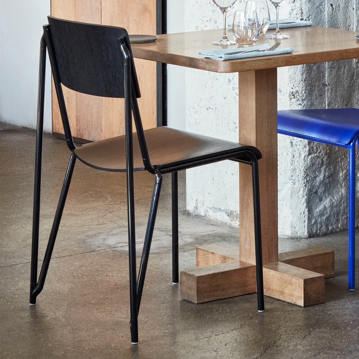 Der Petit Standard Stuhl, schwarz / schwarz von HAY an einem Zweier-Tisch