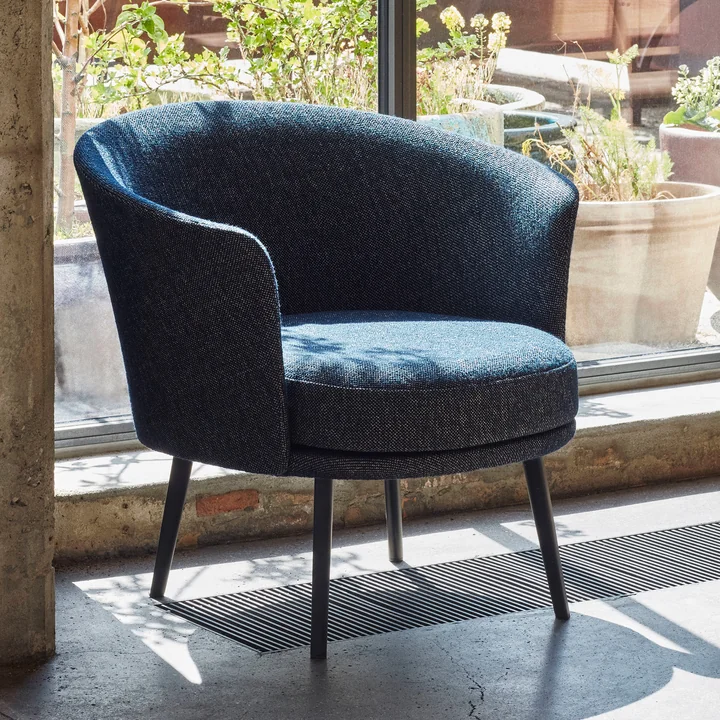 Der Dorso Sessel, pulverbeschichteter Stahl, Fairway dunkelblau (308-288) von HAY vor der Terrasse