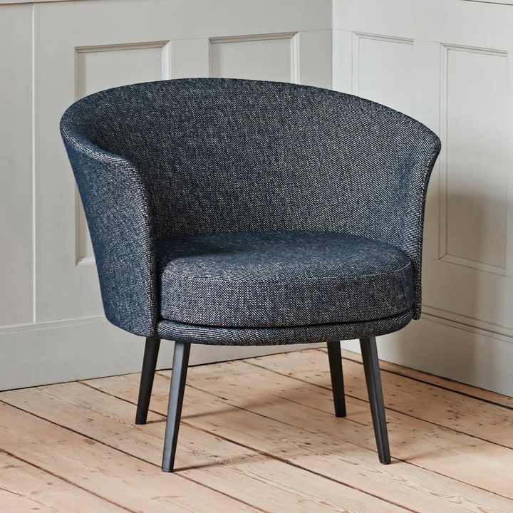 Der Dorso Sessel, pulverbeschichteter Stahl, Fairway dunkelblau (308-288) von HAY im Wohnzimmer mit viel Holz