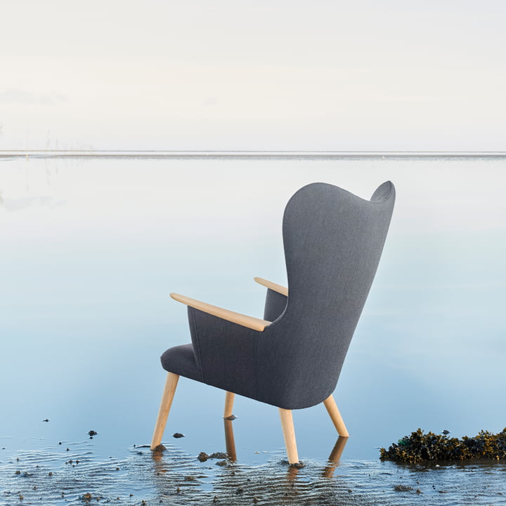 Der CH78 Mama Bear Lounge Chair von Carl Hansen im Freien am Wasser