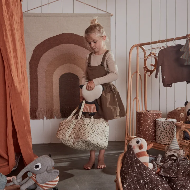 Der Wandteppich Follow the Rainbow und die Rainbow Kleiderstange von OYOY im Kinderzimmer