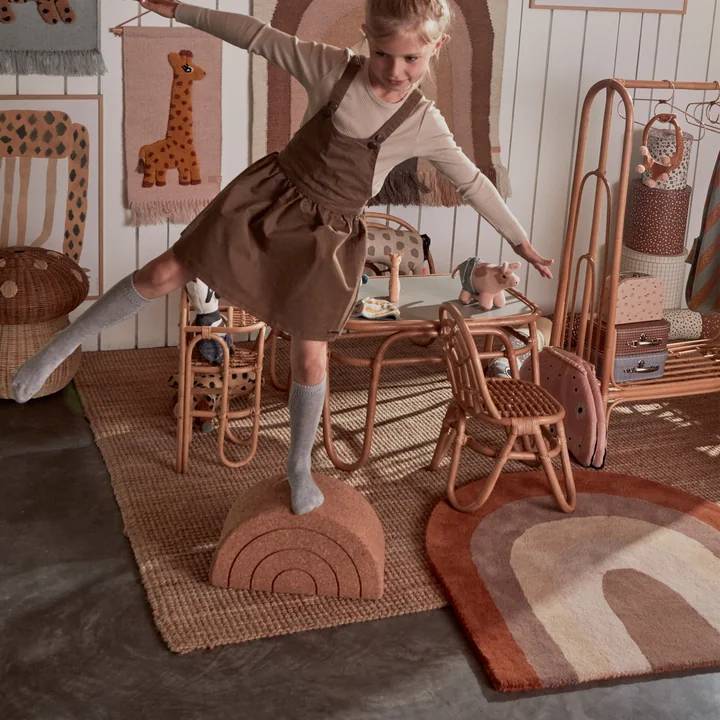 Der Kinderteppich Rainbow und der Rainbow Balance Hocker von OYOY im Einsatz im Kinderzimmer