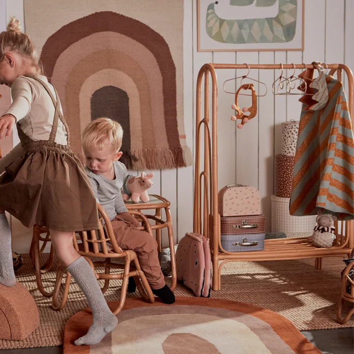 Die Rainbow Kleiderstange, der Kinderteppich Rainbow und der Wandteppich Follow the Rainbow von OYOY im Kinderzimmer