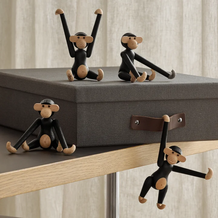 Der Holz-Affe mini, Eiche schwarz gebeizt von Kay Bojesen auf und an einer Aufbewahrungsbox