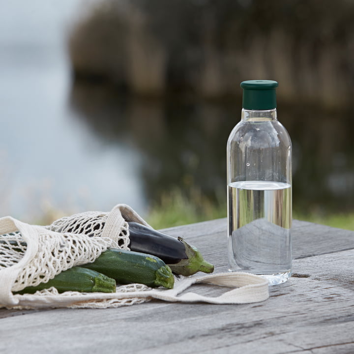 Die Drink-It Wasserflasche von Rig-Tig by Stelton auf einem Holzsteg