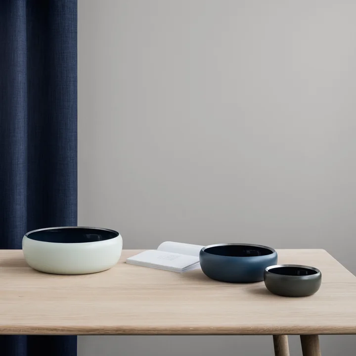 Die Ora Schale von Stelton in ihren verschiedenen Ausführungen auf dem Tisch