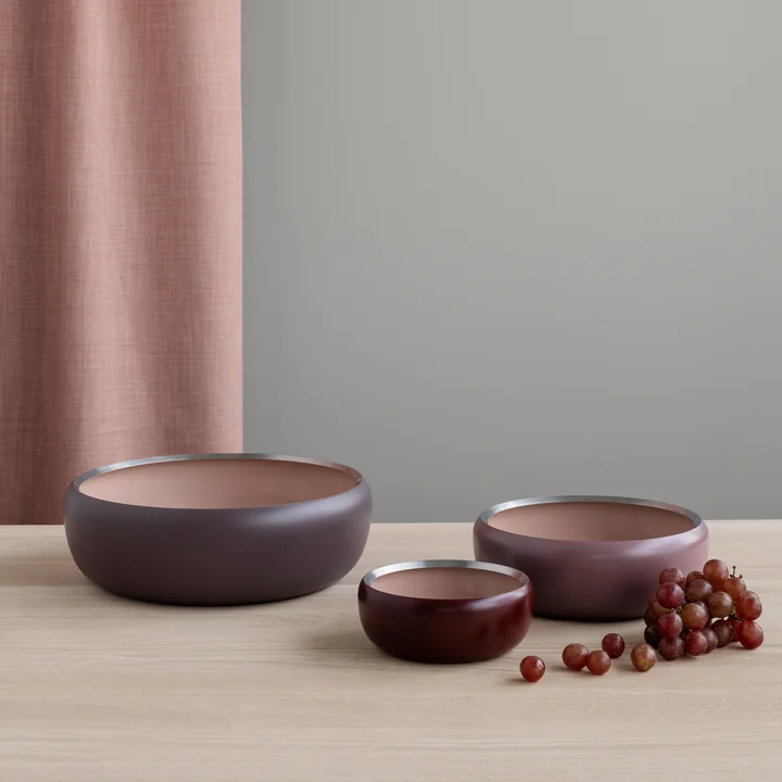 Die Ora Schale von Stelton in ihren verschiedenen Ausführungen auf dem Holztisch