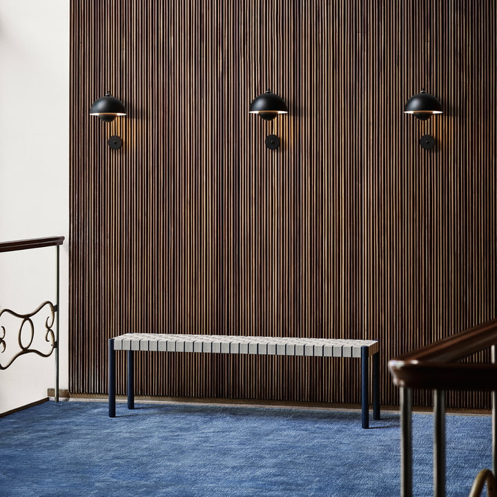 Die Betty TK4 / TK5 Bank von &Tradition in einem klassischen Interieur an einer Wand