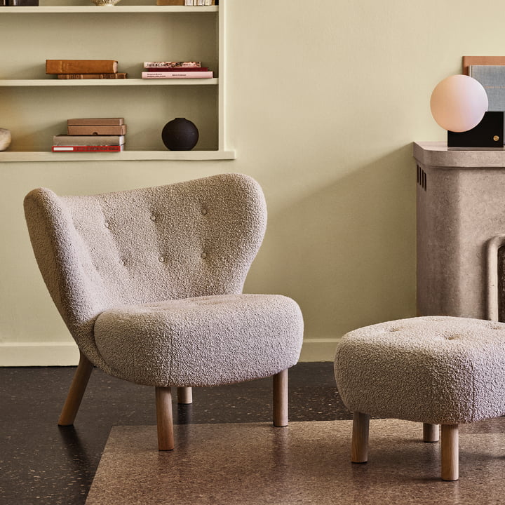 Der Pouf ATD1 neben dem Little Petra Lounge Chair von &Tradition im Wohnzimmer