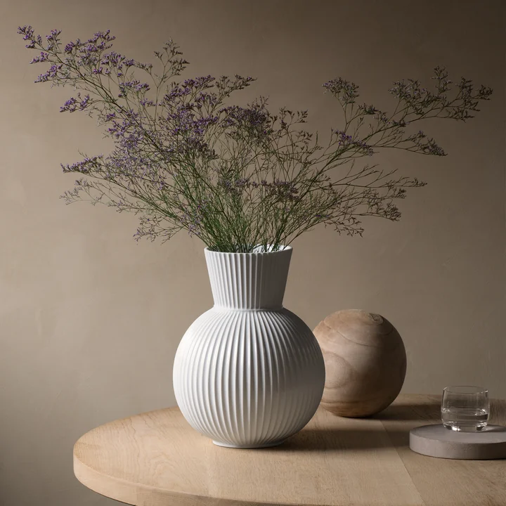 Die Lyngby Tura Vase, H 34 cm, weiss von Lyngby Porcelæn neben anderen Deko-Objekten auf einem Beistelltisch
