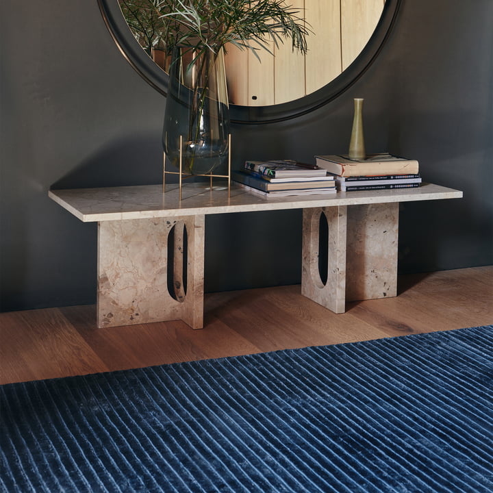 Der Houkime Teppich, Midnight blue neben dem Androgyne Lounge Table von Audo