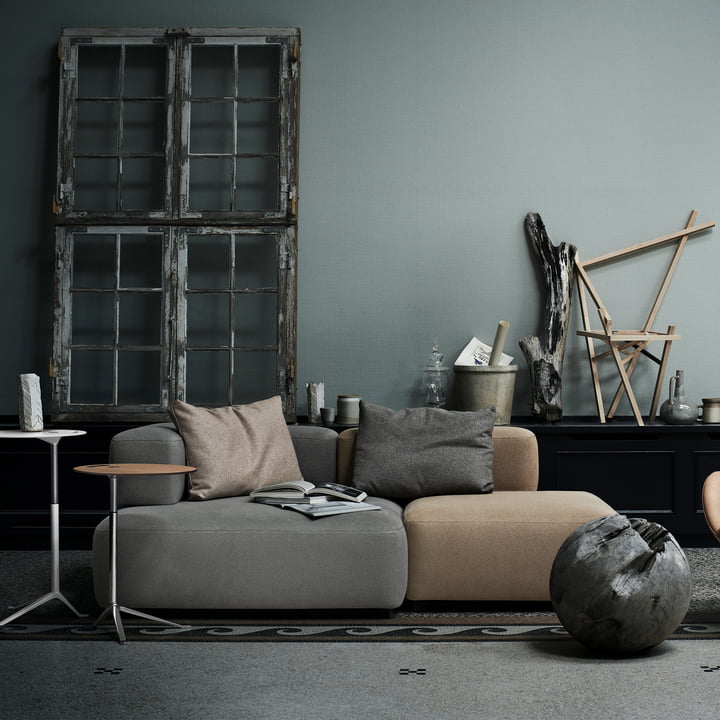 Das Alphabet Modulsofa von Fritz Hansen in einem Wohnbereich mit viel Grautönen und Holzelementen