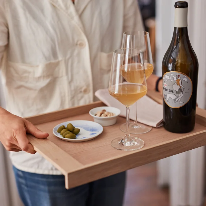 Das No. 10 Tray von Skagerak zum Transportieren von Wein, Weingläsern und Appetithäppchen