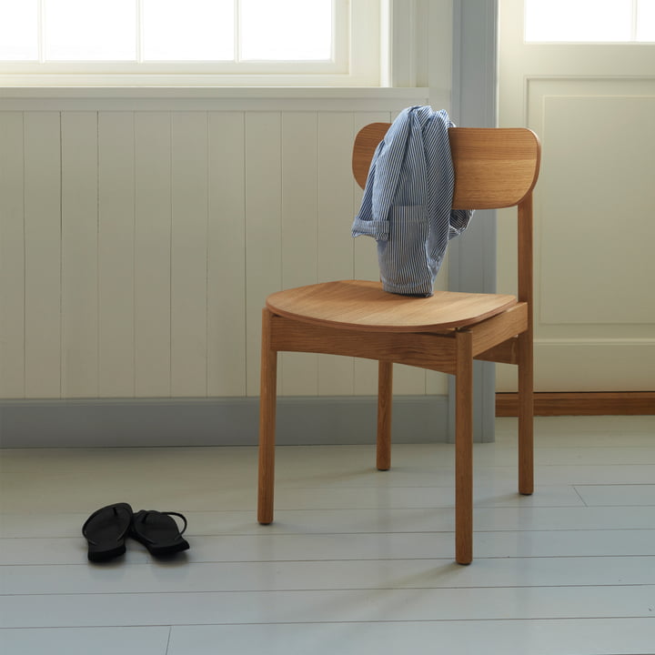 Der Vester Chair von Skagerak dient auch zum Aufhängen von Taschen oder Kleidung