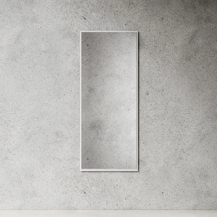 Der grosse Wandspiegel von Nichba Design in weiss an einer Steinwand