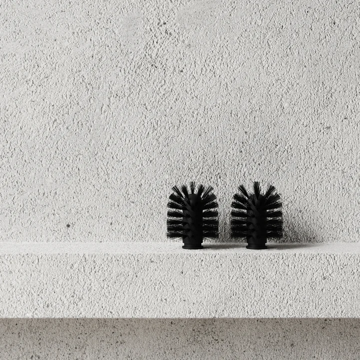 Die Ersatz Bürstenköpfe von Nichba Design an einer Steinwand