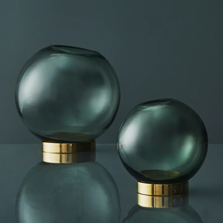 Die Globe Vase von AYTM in forest in verschiedenen Grössen