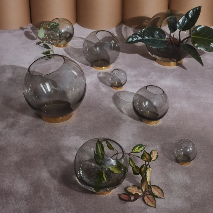 Die Globe Vase von AYTM in schwarz in ihren verschiedenen Grössen