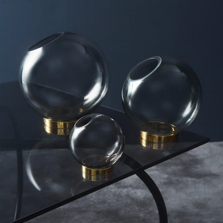 Die unterschiedlich grossen Globe Vasen von AYTM auf einem Beistelltisch aus Glas