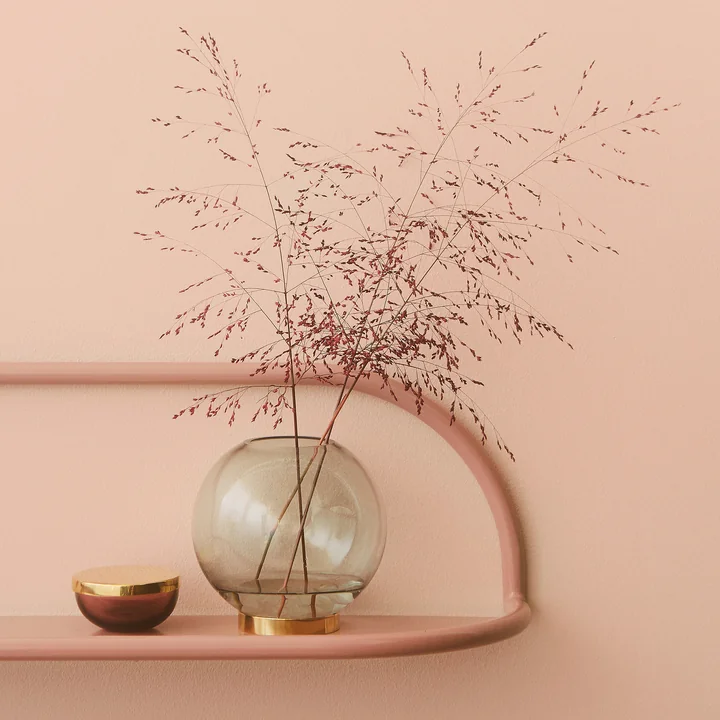 Die Globe Vase von AYTM auf einem rosa Wandregal