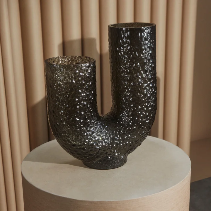 Die Arura Vase High von AYTM verfügt über einen Hauch von Schrulligkeit