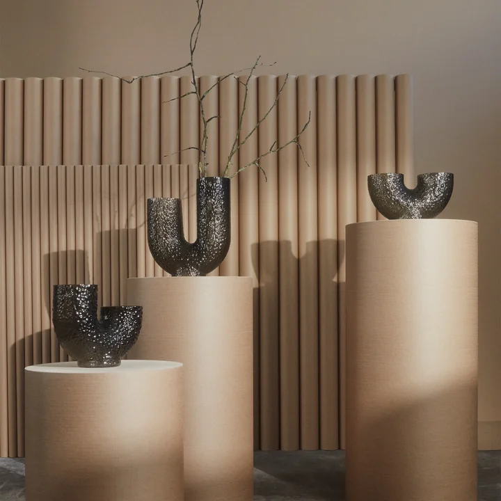 Die unterschiedlichen Arura Vasen von AYTM präsentiert auf Säulen